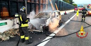 Auto in fiamme in autostrada, a fuoco anche i pannelli antirumore