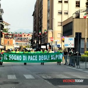 Gli alpini sfilano a Vicenza, folla di gente ad applaudire le penne nere (VIDEO)