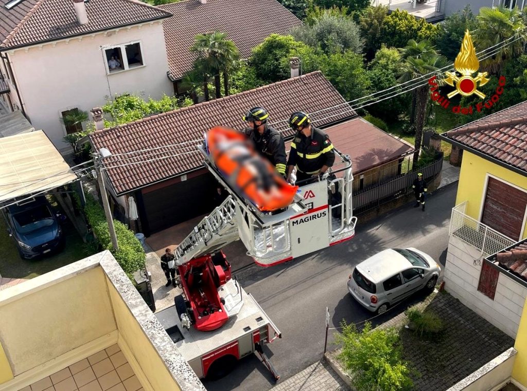 Si infortuna in casa, calata dal 4° piano con la barella dell'autoscala