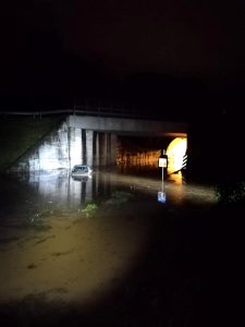 Bloccate nel sottopasso allagato, due carabinieri le raggiungono e le mettono in salvo