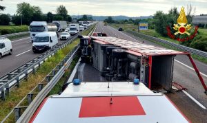 Camion carico di bovini si ribalta, chiusa la A4