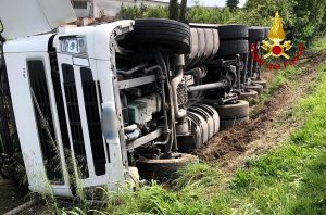 Autoarticolato esce di strada e si rovescia: illeso il conducente