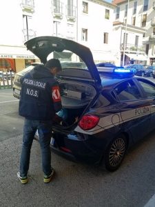 Blitz della polizia locale in un appartamento, stanze a disposizione per consumare crack ed eroina