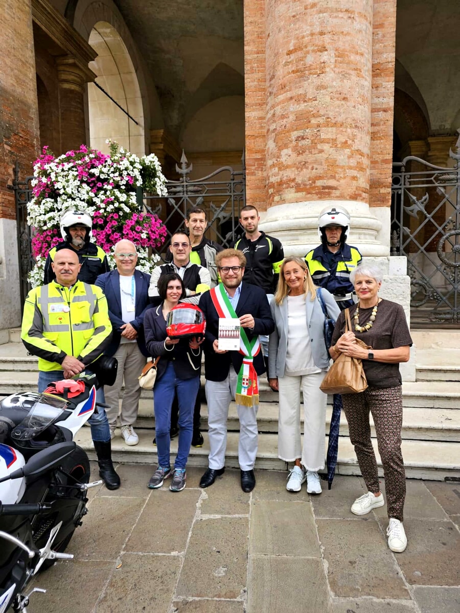 I “Caschi Rossi” contro la violenza di genere fanno tappa a Vicenza