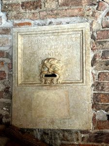 Scritte vandaliche sulla Basilica: ripulita la “Bocca della verità” grazie agli studenti di Engim