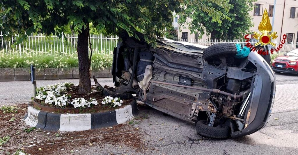 Perde il controllo dell'auto che si rovescia su un fianco, in ospedale due giovani
