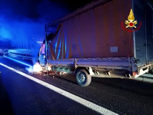 Furgone prende fuoco in A4