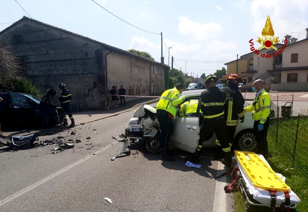 Schianto tra auto e camion: due i feriti