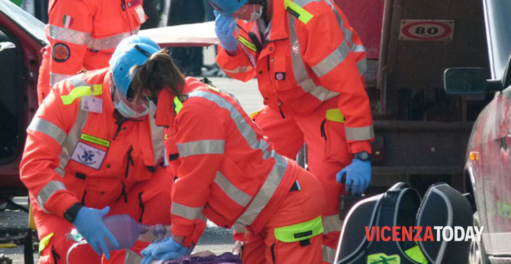 Moto fuori controllo finisce contro un muro: muore il centauro, miracolata la passeggera