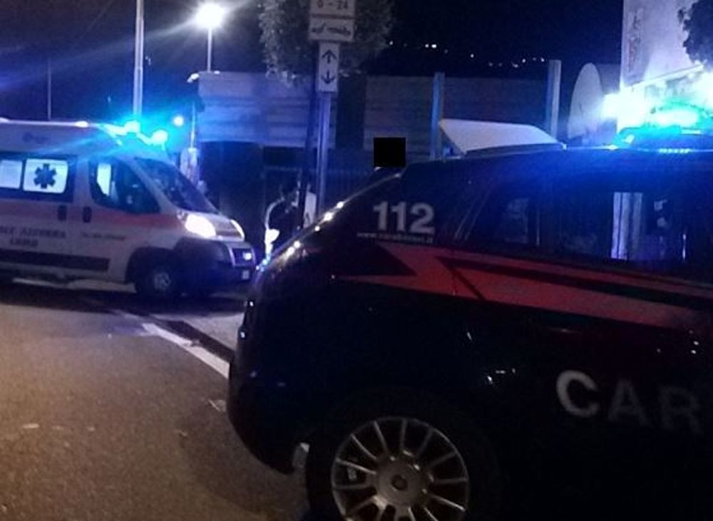 A passeggio con un'amica, investita da un'auto "pirata"