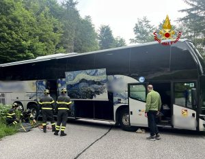 Bus bloccato su un tornante, disincastrato dai vigili del fuoco