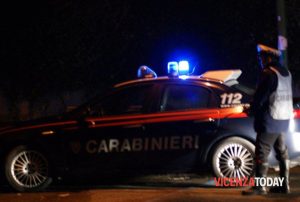 Ruba il portafoglio dal tavolino di un bar, ladro fermato da due giovani: arrestato dai carabinieri