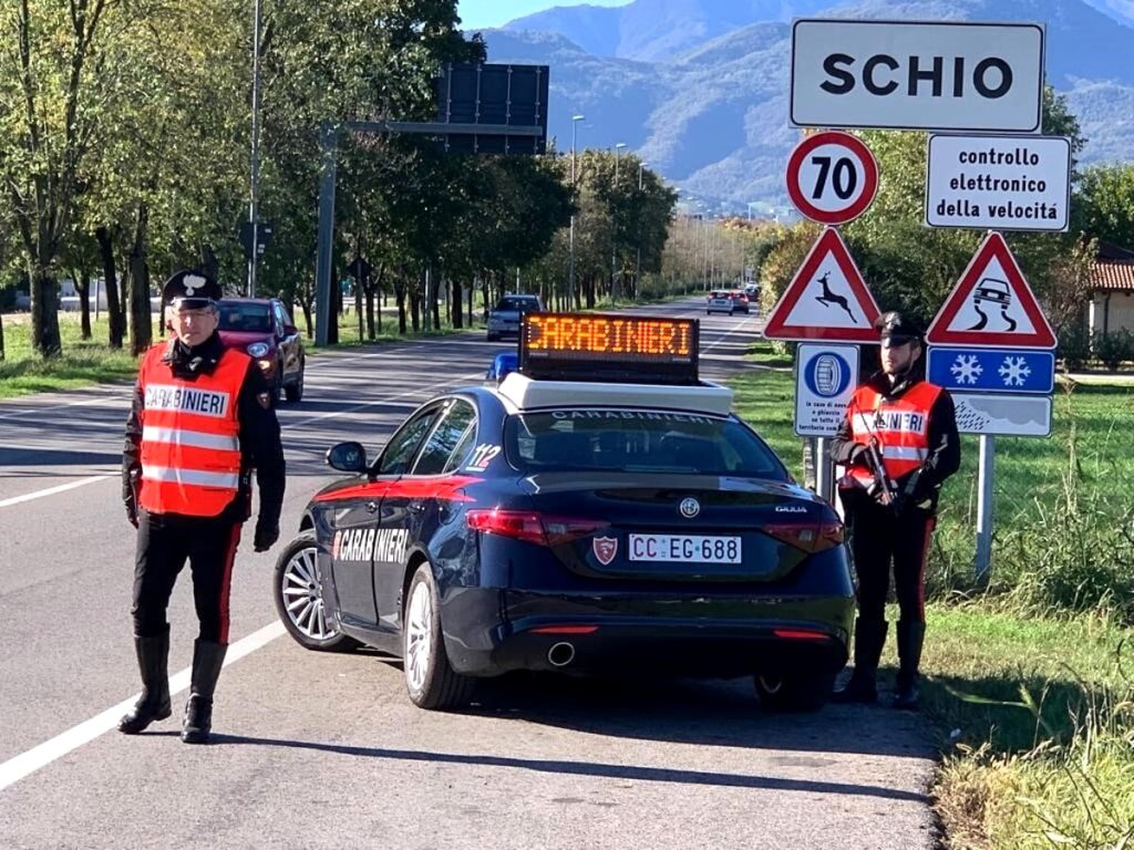 Al volante completamente ubriaco e senza patente, denunciato 49enne