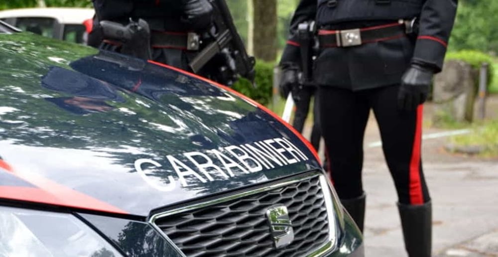 Strattona la convivente e le ruba la borsa: prima l'arresto, poi l'allontanamento