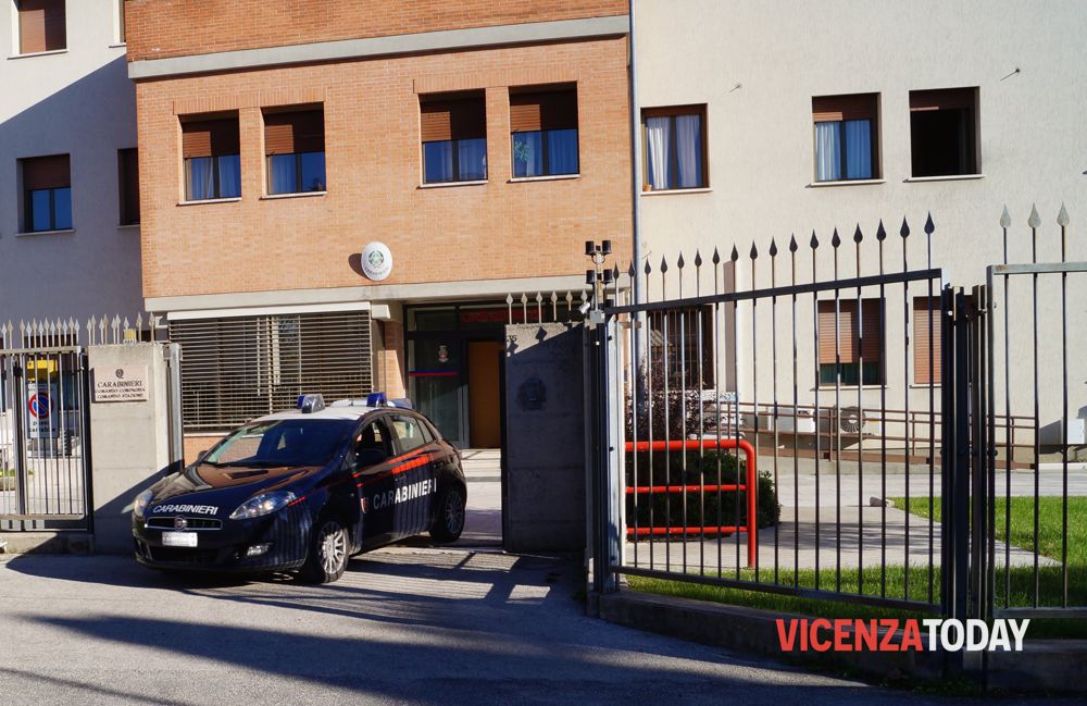 Cocaina e pistola in casa, arrestato 35enne: faceva parte di una banda che rubava nelle case
