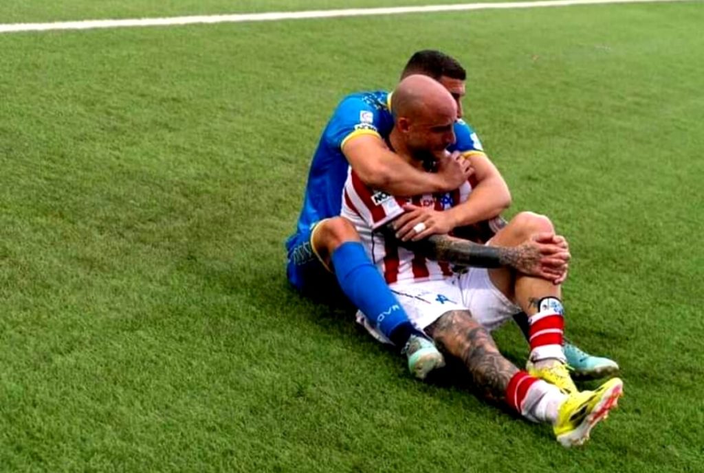 Finale playoff Carrarese-LR Vicenza: l'abbraccio a fine gara di Coppolaro a Costa