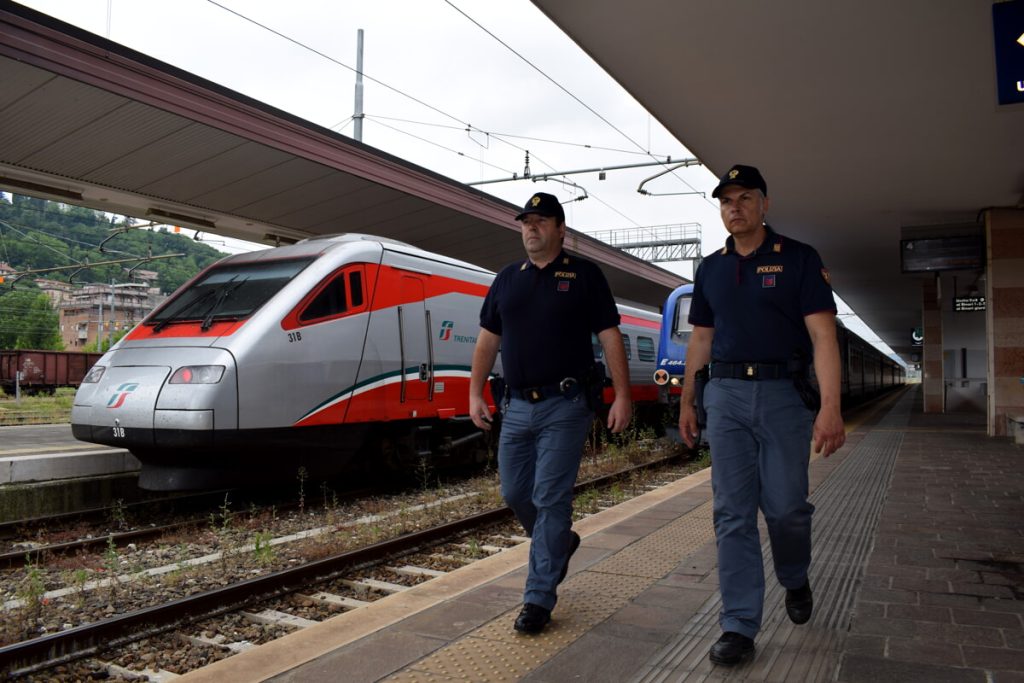 Aggredisce i poliziotti sul treno, in manette 25enne