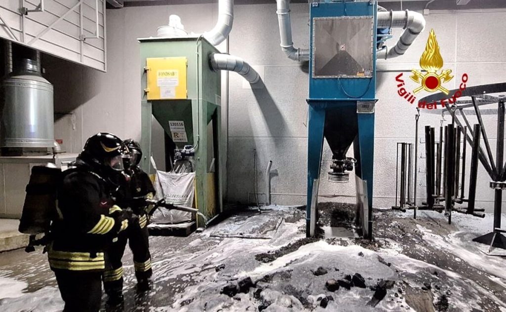Incendio del filtro di una sabbiatrice, intervengono i vigili del fuoco