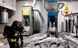 Incendio del filtro di una sabbiatrice, intervengono i vigili del fuoco