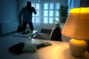 Derubati dai rapinatori in casa, coppia rinchiusa in una stanza