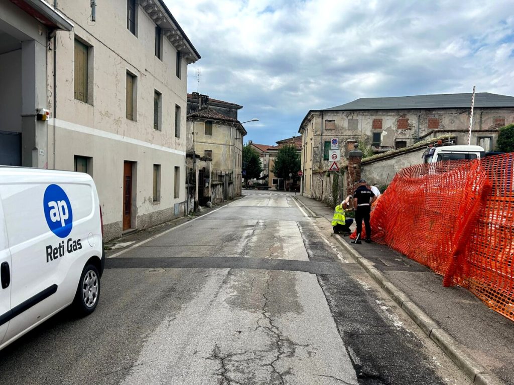 Autocarro in manovra urta contro una colonnina, fuga di gas nel quartiere: strada chiusa per più di un'ora