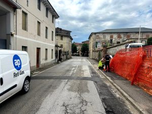 Autocarro in manovra urta contro una colonnina, fuga di gas nel quartiere: strada chiusa per più di un'ora
