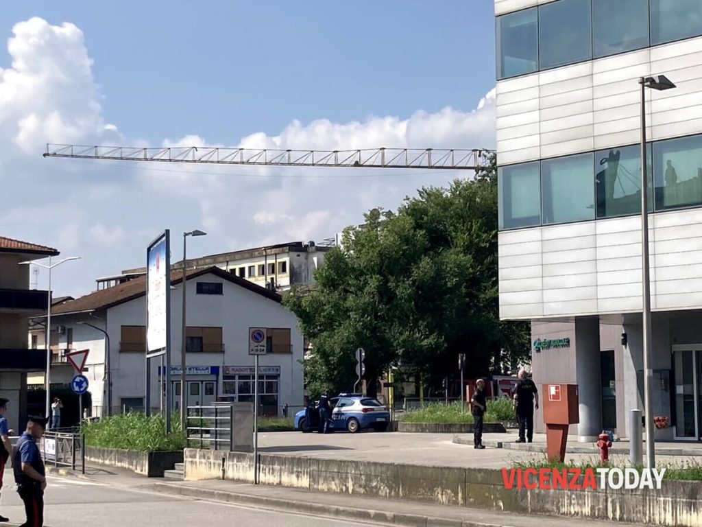 Colpo in banca, la polizia chiude le strade