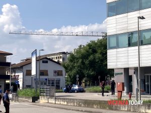 Colpo in banca, la polizia chiude le strade