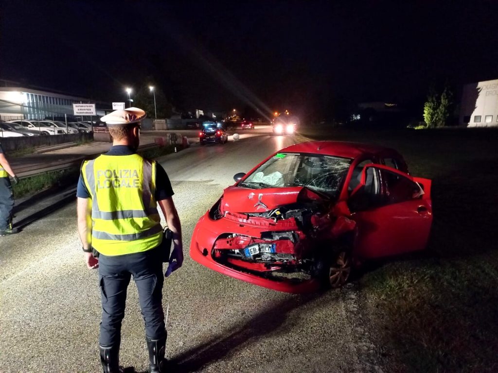 Frontale tra auto: 62enne muore dopo la corsa in ospedale, ferita anche una 25enne