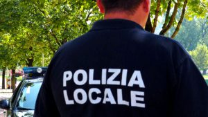 GIra in centro storico con una lama a serramico, denunciato