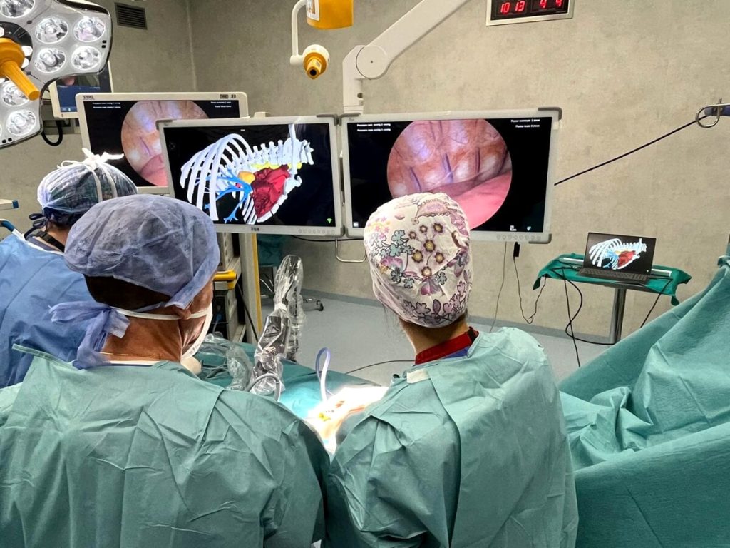 Neonata nasce con una massa nell'addome: rimossa con intervento all'avanguardia