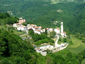 Tragico infortunio sul lavoro, il trattore si ribalta: muore pensionato