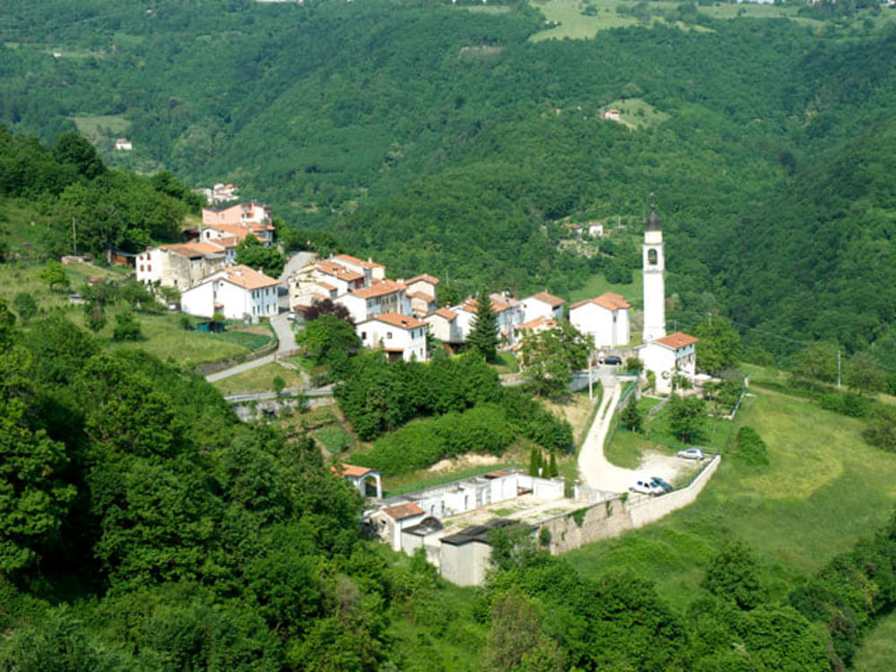 Tragico infortunio sul lavoro, il trattore si ribalta: muore pensionato