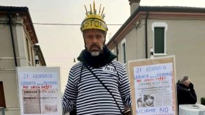 Senza mascherina alla commemorazione: vittoria in tribunale per l'ex sindaco No vax