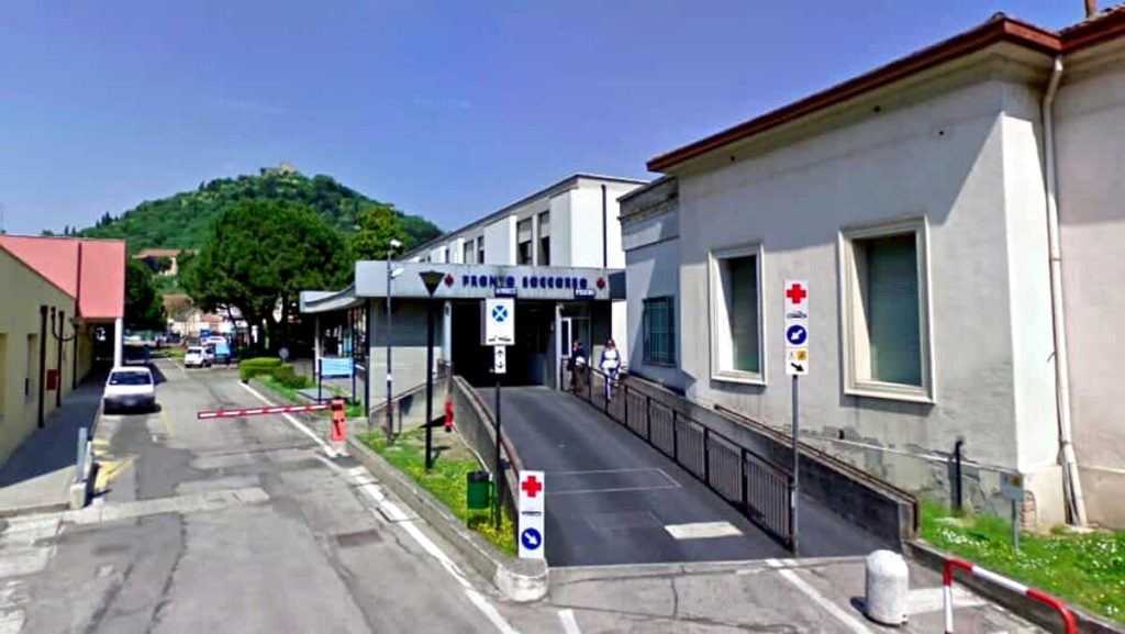 Minaccia i medici del pronto soccorso e aggredisce i carabinieri: 38enne in manette