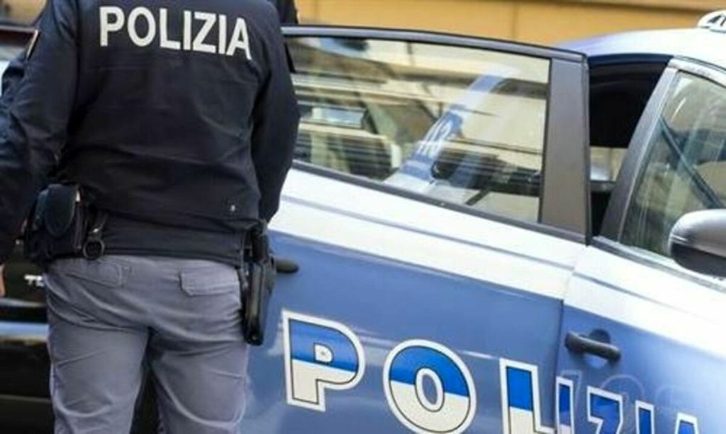 Ladro di borse si dà alla fuga: bloccato in centro con la refurtiva