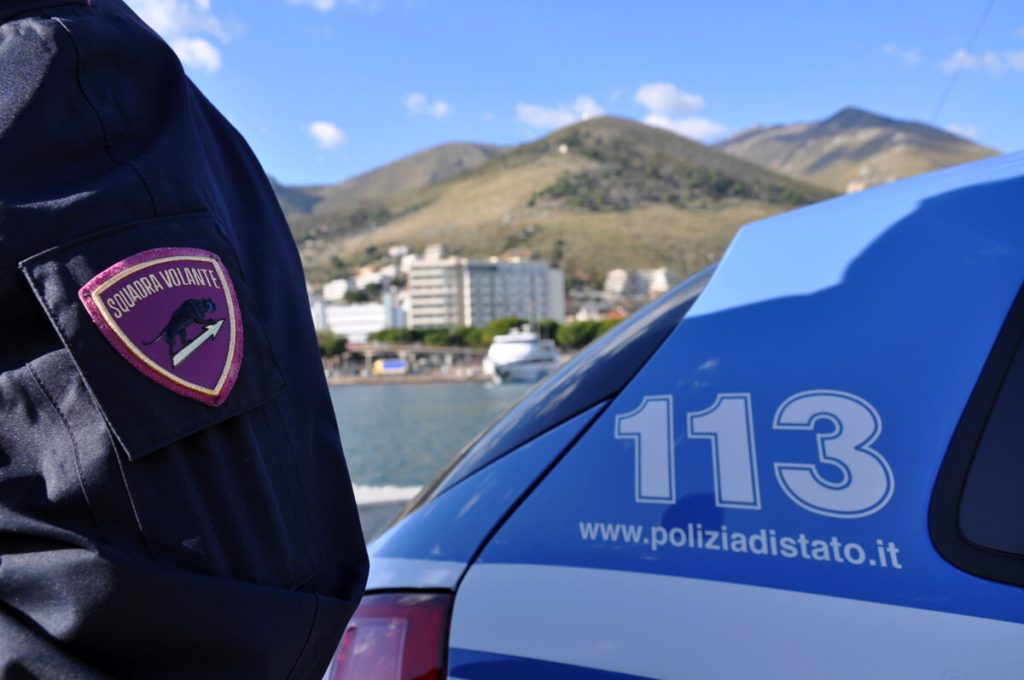 Si toglie il braccialetto elettronico e torna a minacciare la ex: arrestato