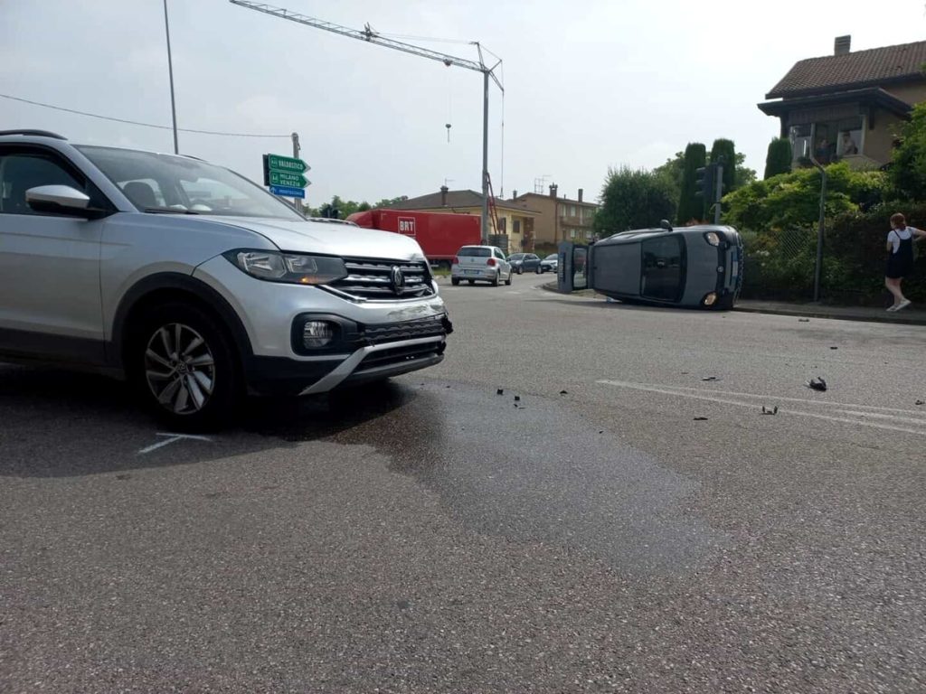 Schianto tra due auto, una si ribalta: due feriti