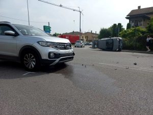 Schianto tra due auto, una si ribalta: due feriti