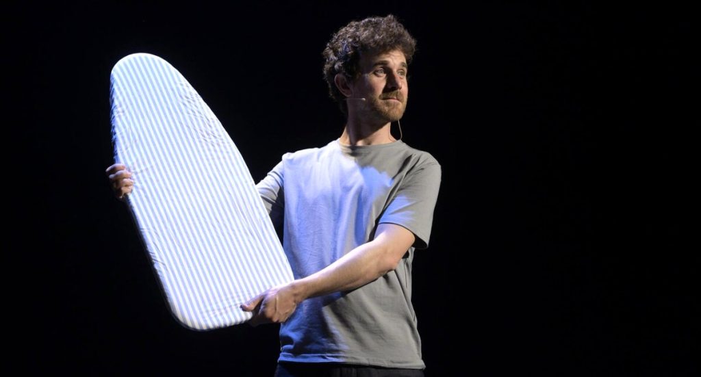 'Come se niente fosse': un monologo divertente sul precariato al Teatro Astra