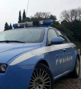 Ruba un monopattino, inseguito dai proprietari si barrica all'interno di un'auto