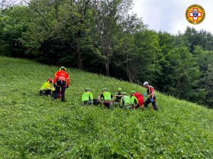 Escursionista ruzzola in un canale