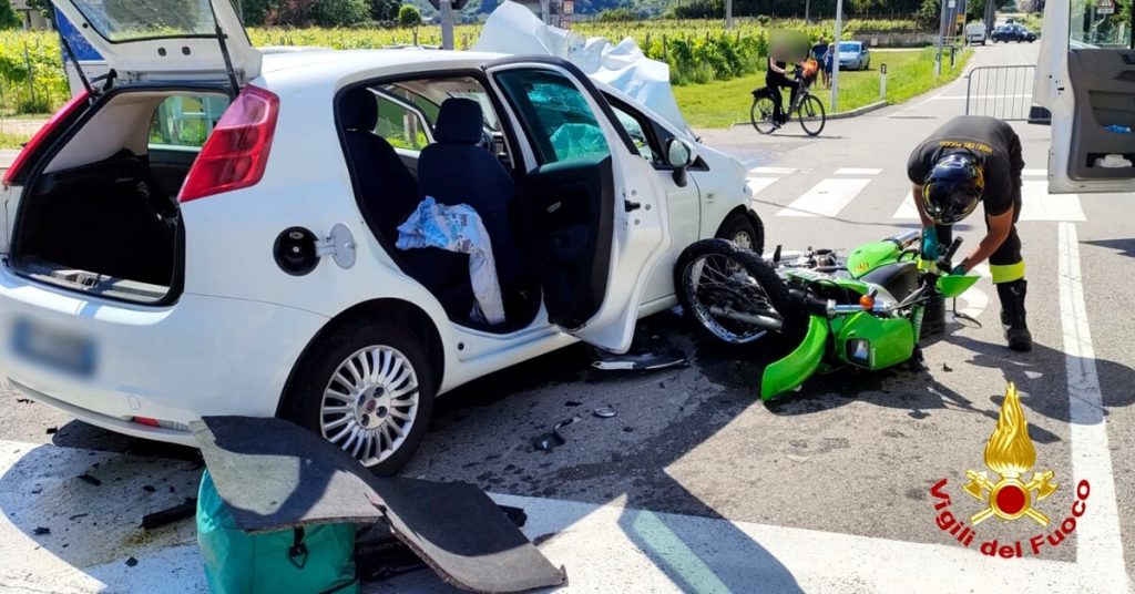 Violento schianto auto-moto: muore il centauro, ferito il conducente