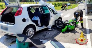 Violento schianto auto-moto: muore il centauro, ferito il conducente