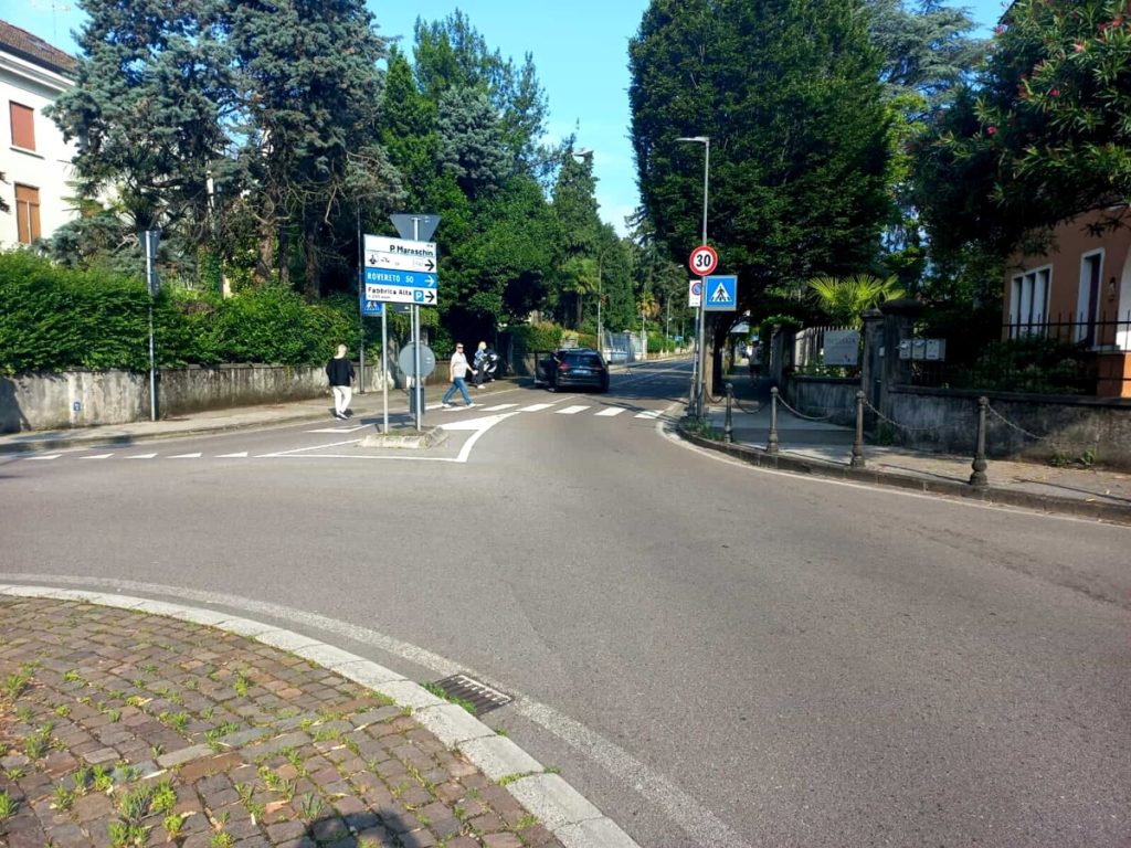 Provoca incidenti in serie e prosegue per la sua marcia: fermato un 84enne