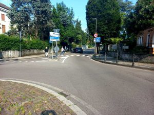 Provoca incidenti in serie e prosegue per la sua marcia: fermato un 84enne