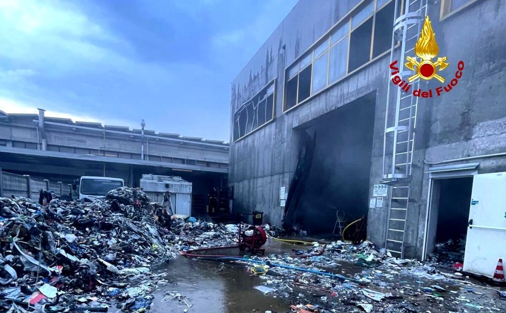 Fiamme nell'azienda di smaltimento rifiuti: indagini in corso