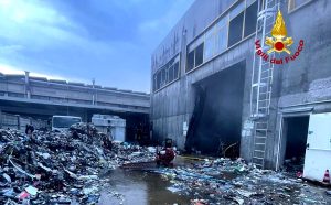 Fiamme nell'azienda di smaltimento rifiuti: indagini in corso
