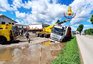 Camion in manovra finisce in una canaletta e rischia il rovesciamento