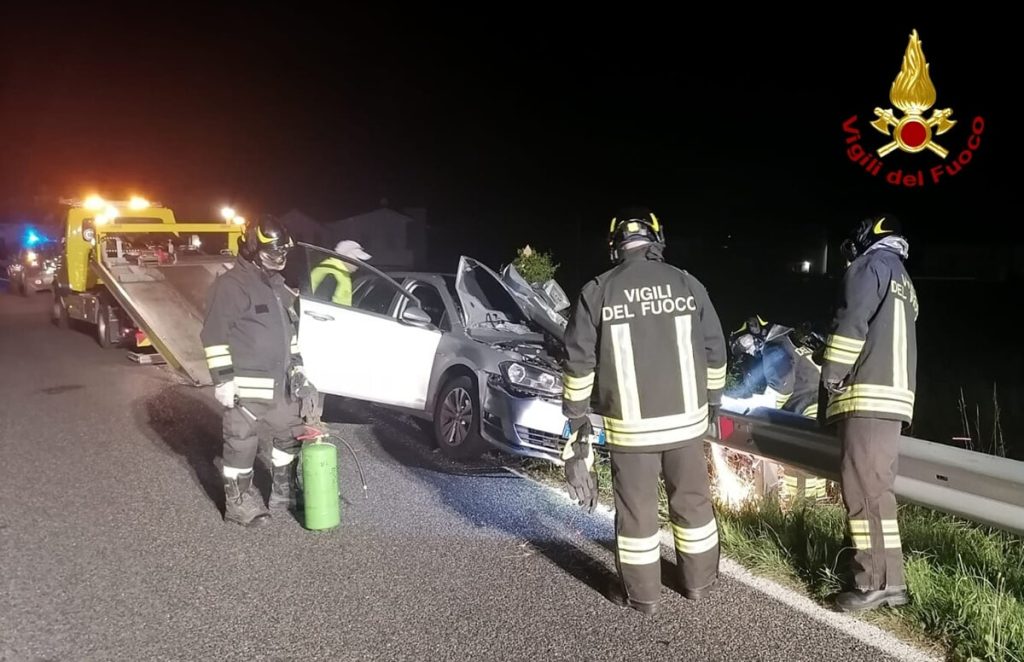 Auto si incastra sotto il guardrail: ferito il conducente